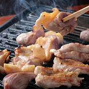 刺身でも食べれる鳥を豪快に焼いて味わうスタイルは老若男女問わず大人気！　ももはレアで、皮はピチピチしはじめた頃、ネックはぷっくり膨れてきた頃、そしてずりはころころ丸くなり始めた頃がピヨピヨ流の食べ頃！