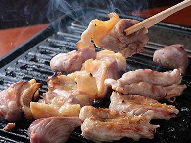 新鮮な鳥を豪快にさっと焼いて、特製のタレでお召し上がり下さい