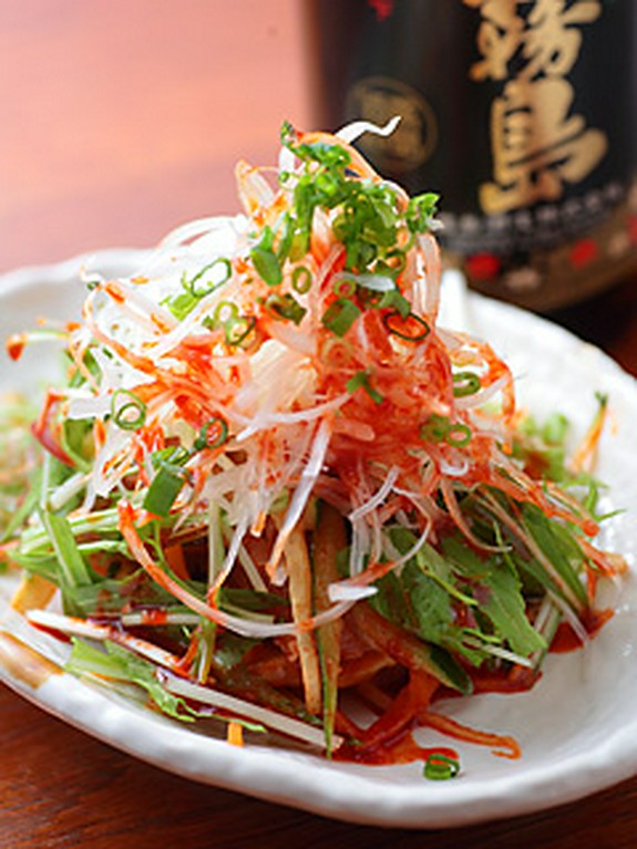 ピリ辛ドレッシングの効いた女性に人気のサラダです！