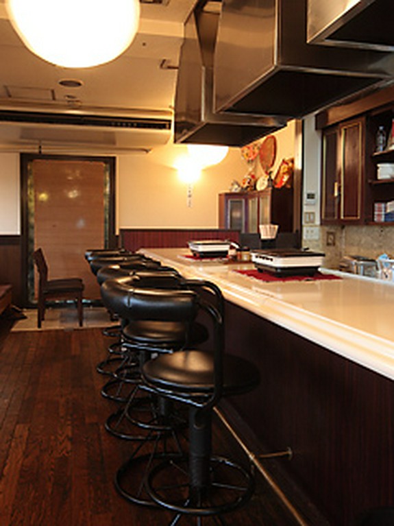 ゆったりとした椅子が人気のカウンター席。