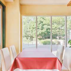 赤を基調とした店内で大きな窓からは木々の緑が望めます！