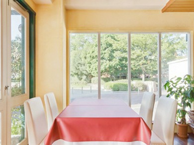 赤を基調とした店内で大きな窓からは木々の緑が望めます！