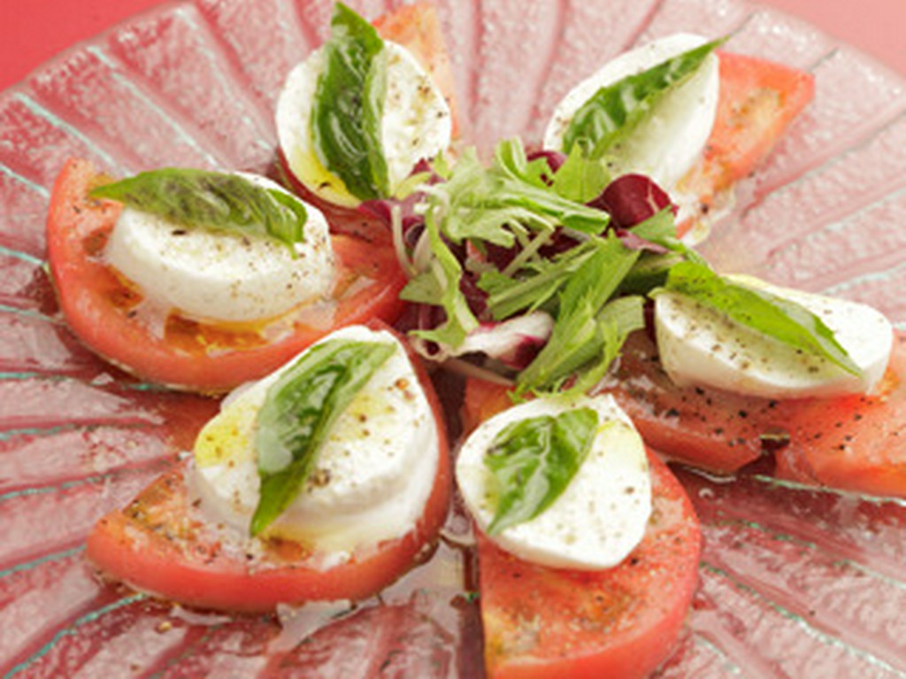水牛フレッシュモッツァレラチーズとトマト、バジルのカプレーゼ