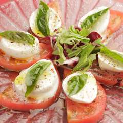 水牛フレッシュモッツァレラチーズとトマト、バジルのカプレーゼ