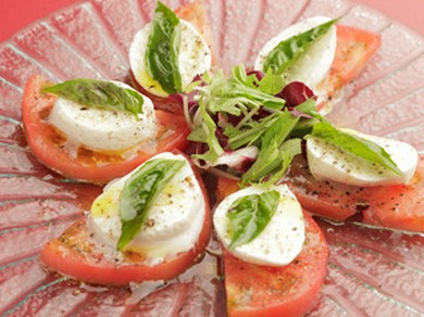 水牛フレッシュモッツァレラチーズとトマト、バジルのカプレーゼ
