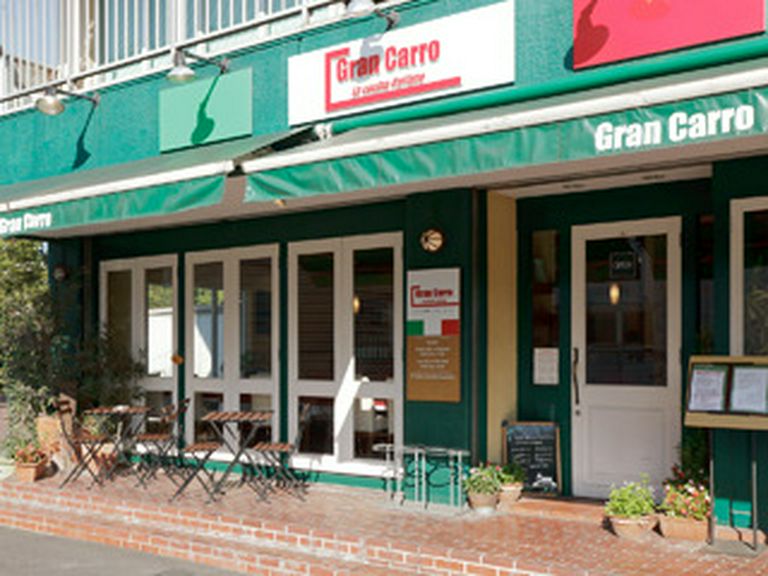 イタリアカラーの緑が目を惹く店外!