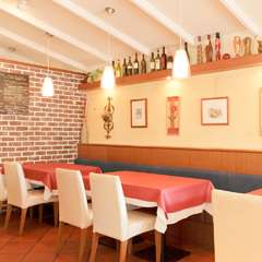 赤を基調とした店内で、ゆったりと料理をお楽しみ下さい