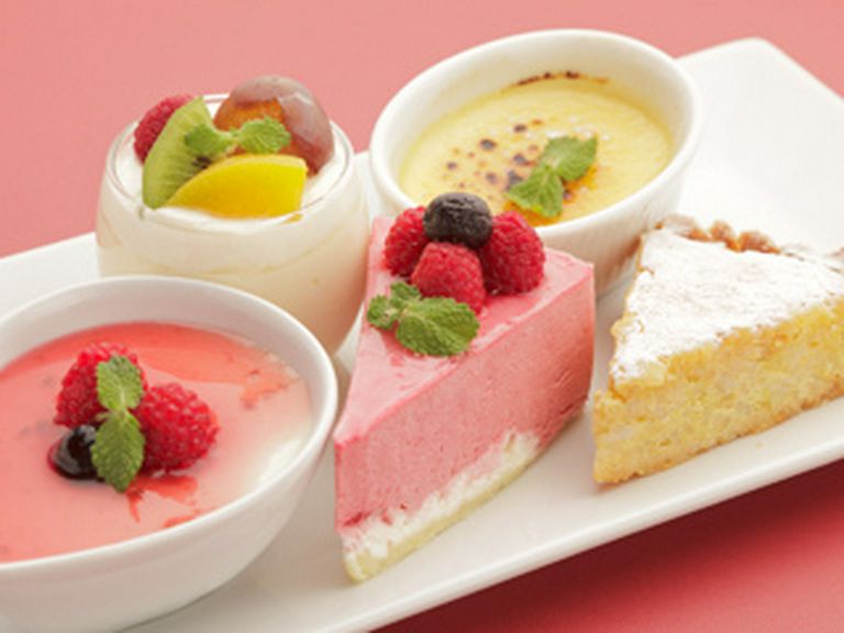 常時8〜10種のケーキをご用意しています。テイクアウトもOK！