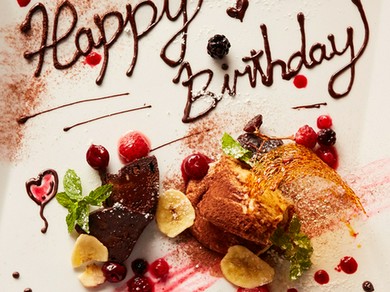 記念日や誕生日に、メッセージ入りのデザートプレートを