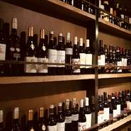 ウォークインできるワインセラーがあり、常時50種類300本以上のフランス・イタリア・スペイン等、ヨーロッパ系を中心としたワインを豊富に取り揃えています。
