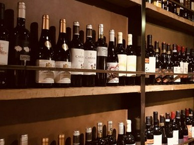 常時50種類以上の多彩なワインセラー
