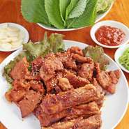 ボリューム満点!!　お酒に合う大人気メニュー。　サンチュセット、ニンニク、青唐辛子、サムジャン付。