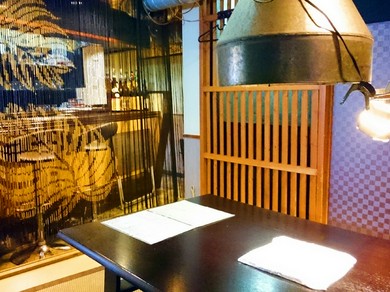 ゆったりと食事が楽しめる、和の雰囲気溢れるモダン個室。