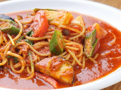 地元の野菜をたっぷりと使用したトマトソースのパスタ