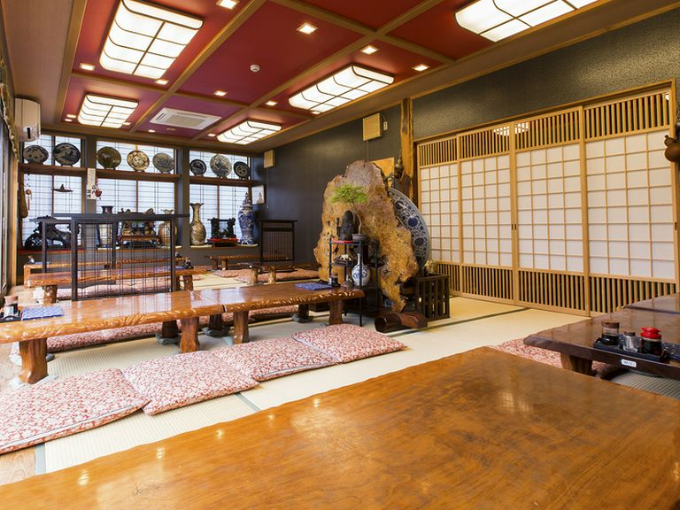 庭園を眺められる座敷席で、季節に合わせた旬会席を