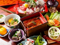 うな重・刺身豪華舟盛り・煮物・酢の物・茶碗蒸し・前菜三点盛り・エビサラダ・肝吸い・お新香・フルーツがつきます。
