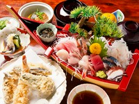 刺身豪華舟盛り・天ぷら・煮物・酢の物・ご飯・みそ汁・お新香・フルーツがつきます。