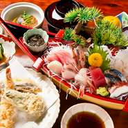 刺身豪華舟盛り・天ぷら・煮物・酢の物・ご飯・みそ汁・お新香、フルーツが付きます。