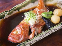 金目鯛姿煮と刺身・天ぷら・茶碗蒸し・酢の物・ご飯・みそ汁・お新香がつきます。
入荷しない場合もありますので、あらかじめ電話にてお問い合わせ下さい。