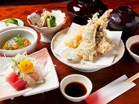 刺身・天ぷら・小鉢・酢の物・ご飯・みそ汁・お新香がつきます。