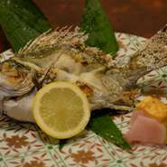 その日に仕入れた、鮮度抜群の旬の魚の塩焼きです。
値段は魚の種類や大きさによって変わりますが、1200円（税込）からになります。