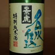 全国名水百選にも指定される清冽な湧き水を仕込み水に求め醸したお酒。綺麗で柔らかい口当りの淡麗旨口。

