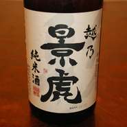 重さを感じさせない上品で柔らかな香味が特徴で、まろやかな米の旨みと、抜群のキレを伴う爽やかな後味は旨いです。

