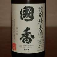 県外にはほとんど流通しない真の静岡酒です。上品な香りと、しっかりとしたお米の旨み・甘味が広がりキレの良いお酒です。
