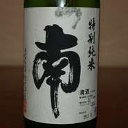 程よい吟香があり、ジューシーな旨みとコシのある酒質です。キレ味も抜群の辛口に仕上がっており、酒好きにはぜひ味わっていただきたい逸品です