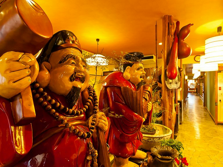 入口で、えびす様と大黒様がお出迎え