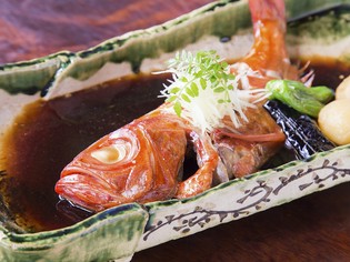 その日に仕入れた、鮮度抜群の旬の魚の煮付け『金目鯛姿煮』