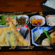 海老・魚・野菜3種のてんぷらとおかずです