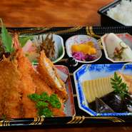 海老・魚のフライとおかずです