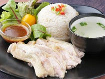 「カオマンガイ」蒸し鶏と鶏ご飯