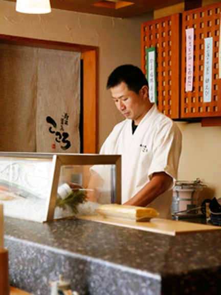 カウンター越しに職人の技を…。