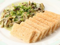 ツブ貝と木の子のアーモンドソース