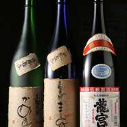 黒糖焼酎好きなオーナーが、毎年奄美大島の蔵元を訪ねています。
関東エリアでは、なかなか飲めないレアな1本も、地元の人たちがいつも飲んでるあの銘柄も。
黒糖焼酎だけで常時20種類以上。