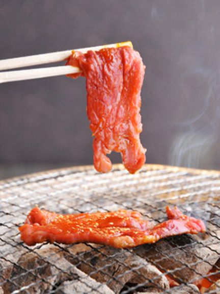 七輪で炙り、お肉の旨味を最大限に引き出します。