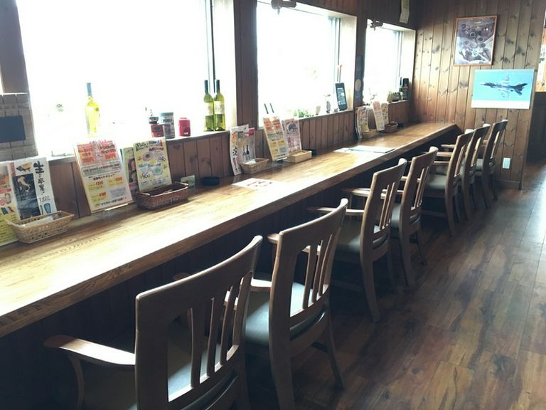 落ち着いた木目調の店内は、デートにピッタリの雰囲気！