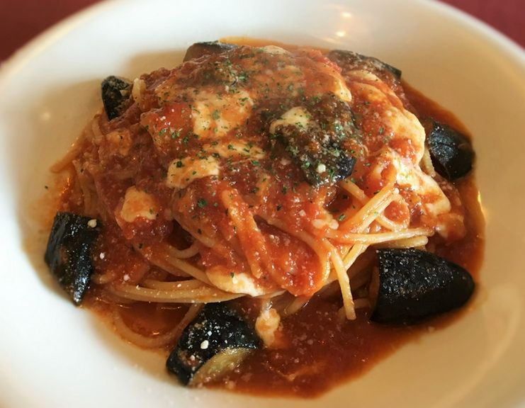 茄子と八雲モッツァレラのトマトソース