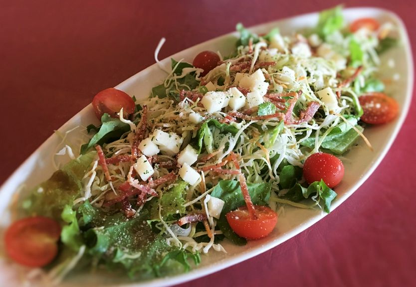 八雲モッツァレラチーズとカリカリベーコンのサラダ