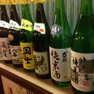 函館の海の幸との相性が抜群！選りすぐりの日本酒を全国のものはもちろん、北海道内のものを豊富に取り揃えております！活イカのイカゴロと日本酒の組み合わせなど、最高に相性がいいんです！