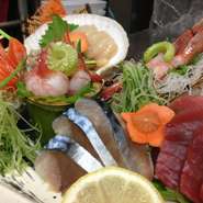 主に地元のものにこだわりぬいた新鮮魚介を楽しめます。おいしくて新鮮なものを味わってもらいたいので、水槽を完備。「活」にとことんこだわっています！