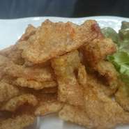 鶏皮のカリピリ揚