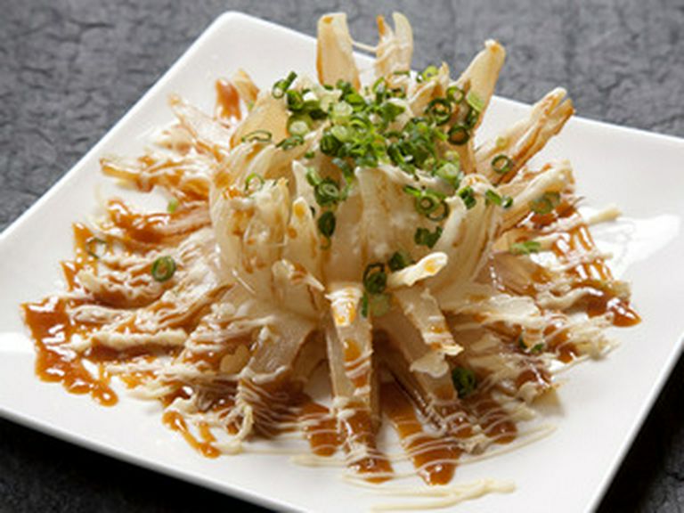「本店次郎で大人気!」たまねぎを丸ごと揚げた『ばくだん』