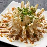 たまねぎを丸々素揚げにした、本店次郎で人気No．1のメニューです。素揚げにしたことで甘味がさらに凝縮されたたまねぎは一度食べるとやみつきに！