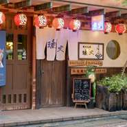 長崎の料理、刺身・活魚などを中心においしく安心できる料金で提供しています。カウンターでは魚・野菜・貝など豊富に並べ、目で楽しみ味わって頂けます。ゆっくりとした掘ごたつの席もあります。