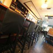 座る席によって２人ムードが変わる店内。おいしいお酒とお料理で、２人の夜を演出します。気取らずにリラックスしたいデートにピッタリ。お食事の１軒目のお店として、もう１杯の２軒目としてもぜひご利用下さい。