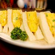 tsubasaで人気の「モッツァレラが入ったふわトロだし巻きたまご」をサンドイッチに！トロトロでフワフワなたまご焼きがたまらない！tsubasaでライヴをするミュージシャンも大絶賛！やみつきになる美味しさです。