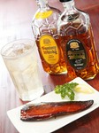 脂ののった塩さばを、ご注文いただいてから燻製に。スモーキーな風味がハイボールにぴったりと大好評。